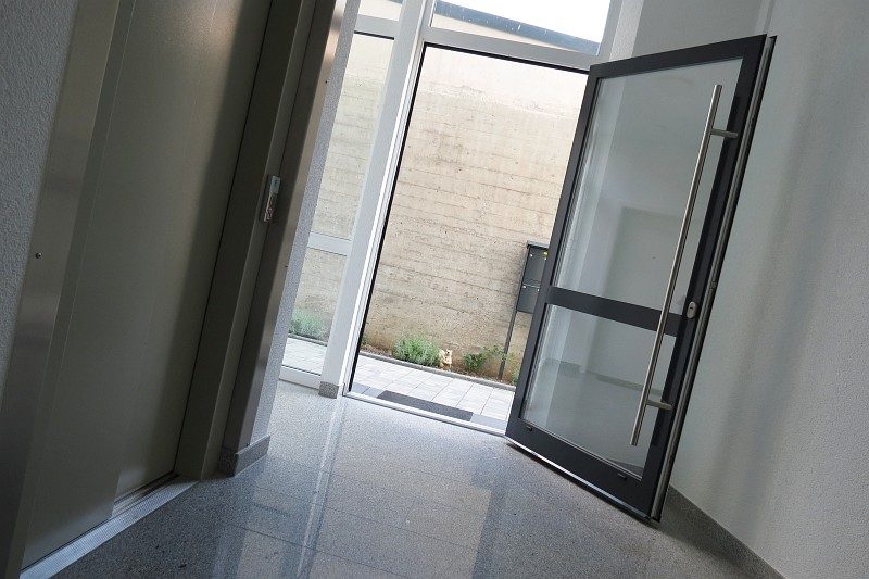 Winkeler Strasse offene Eingangstüre von innen nach Umbau Winkeler Strasse offene Eingangstüre von innen nach Umbau