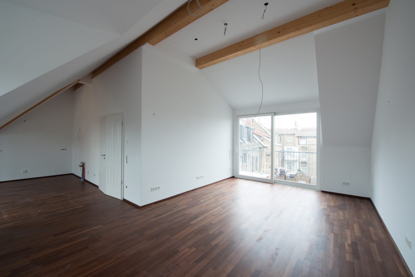 Neckarstrasse 1 geräumiges Zimmer Dachgeschoss Neckarstrasse 1 geräumiges Zimmer Dachgeschoss