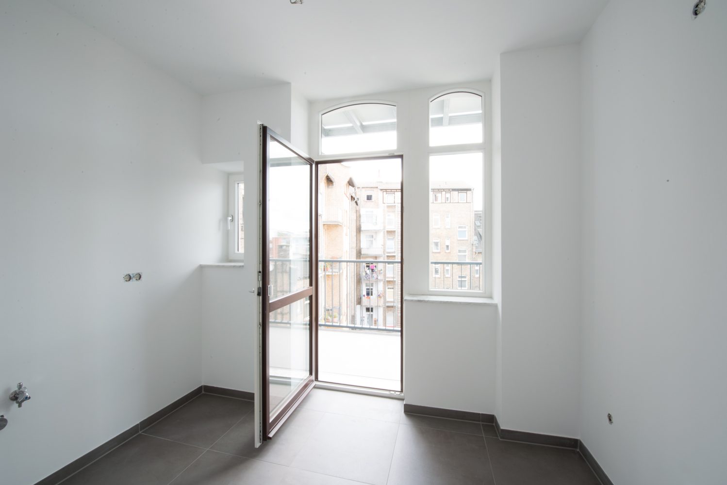 Neckarstrasse 1 Küche mit Zugang Balkon Neckarstrasse 1 Küche mit Zugang Balkon