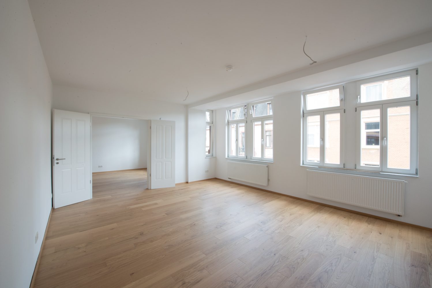 Neckarstrasse 1 geräumiges Zimmer mit Durchgangstüren Neckarstrasse 1 geräumiges Zimmer mit Durchgangstüren