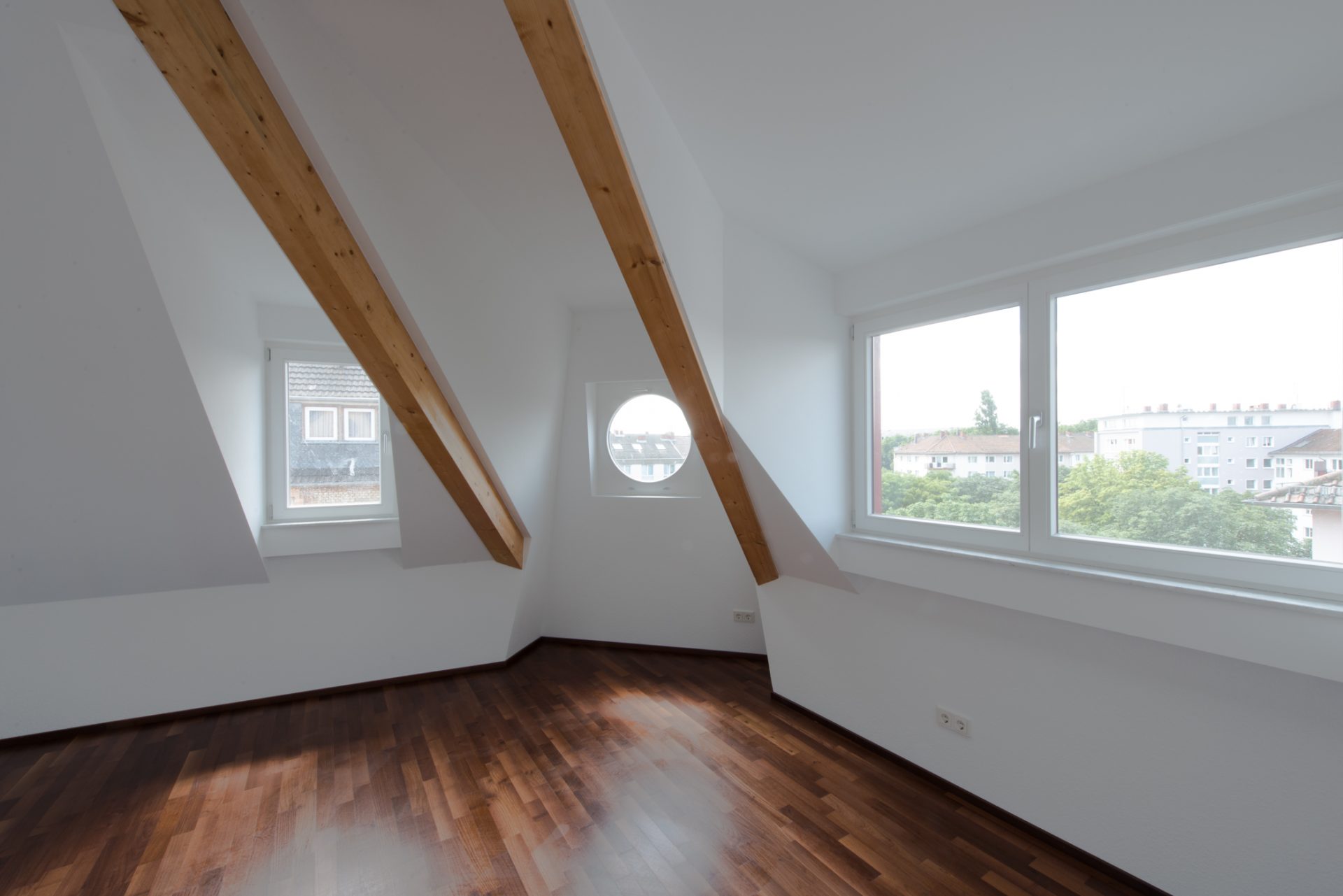 Neckarstrasse 1 Sicht auf Nachbarhäuser von Dachgeschoss Neckarstrasse 1 Sicht auf Nachbarhäuser von Dachgeschoss