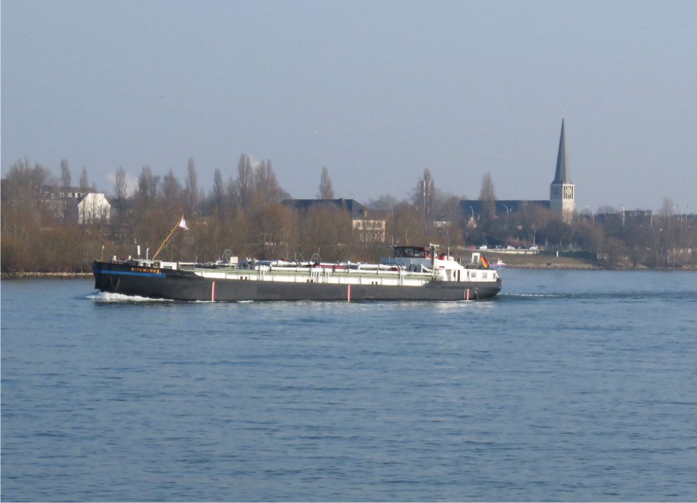 Sicht auf Frachtschiff auf dem Rhein Sicht auf Frachtschiff auf dem Rhein
