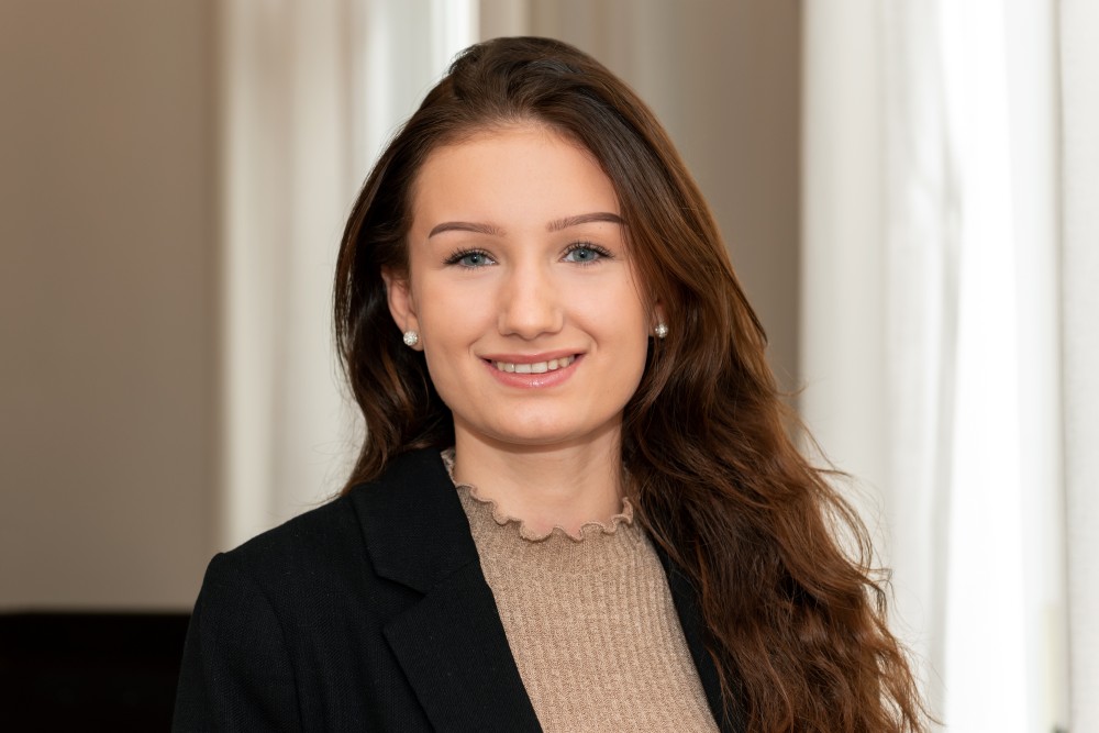 Foto: Unsere Auszubildende Bürokauffrau Frau Sommer Foto: Unsere Auszubildende Bürokauffrau Frau Sommer